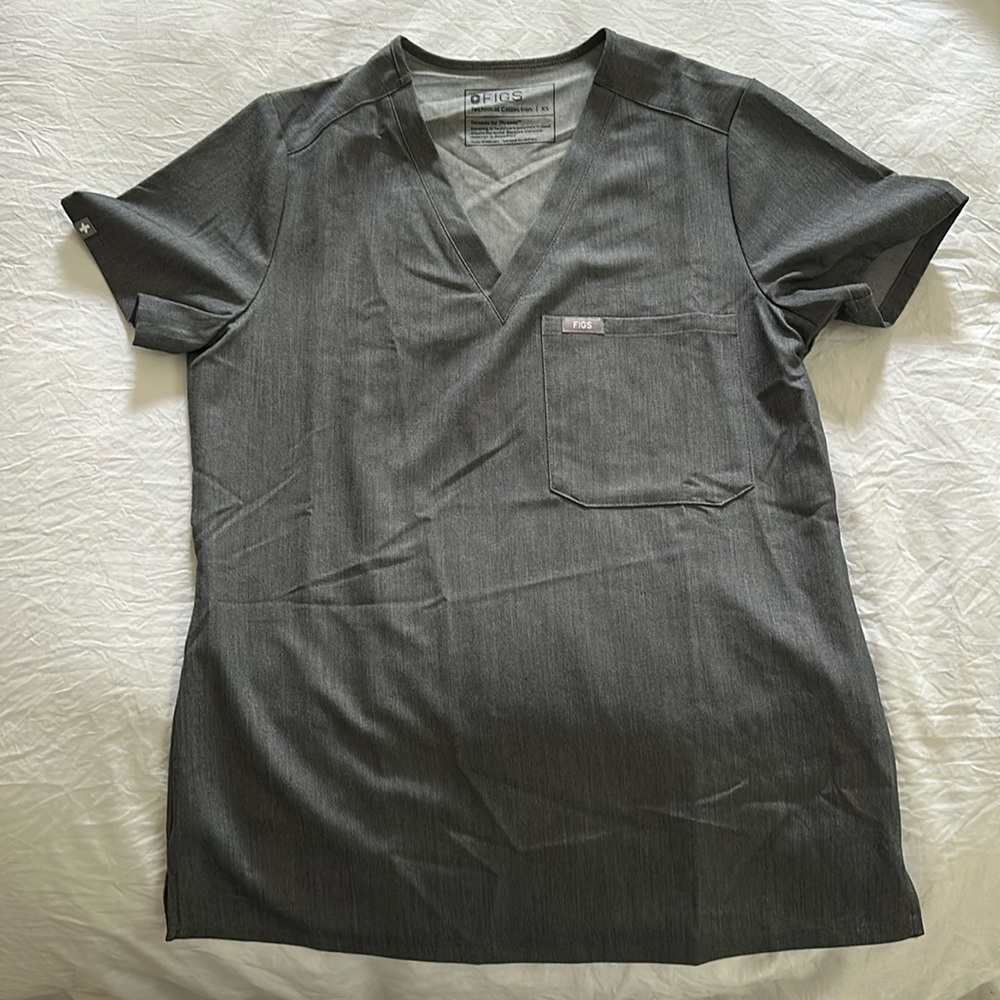 Figs Katarina One Pocket Scrub Top. Color GRAPHITE. Size XS.
